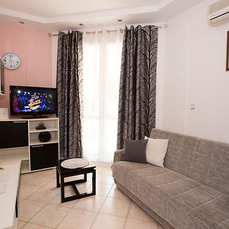 Apartman Roza Omis Luaran gambar