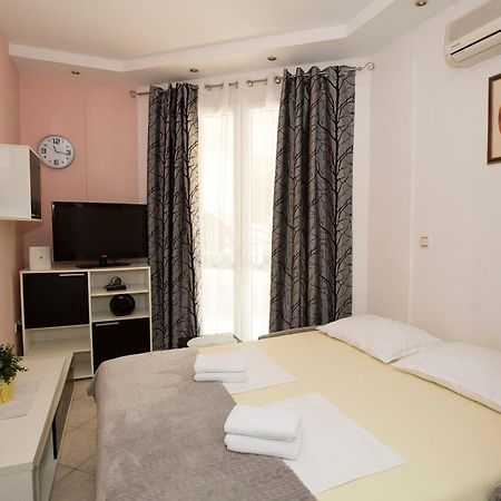 Apartman Roza Omis Luaran gambar