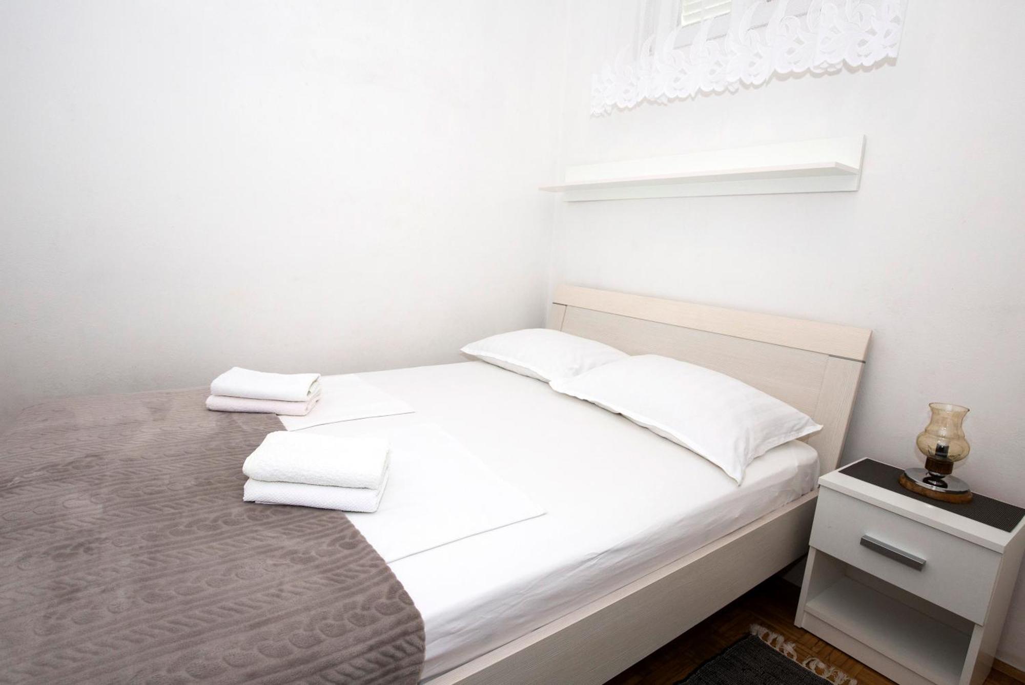 Apartman Roza Omis Luaran gambar