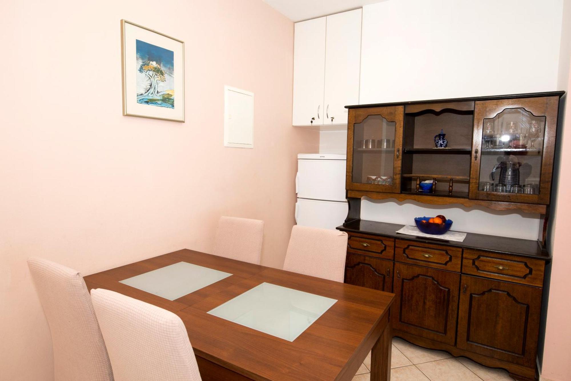 Apartman Roza Omis Luaran gambar