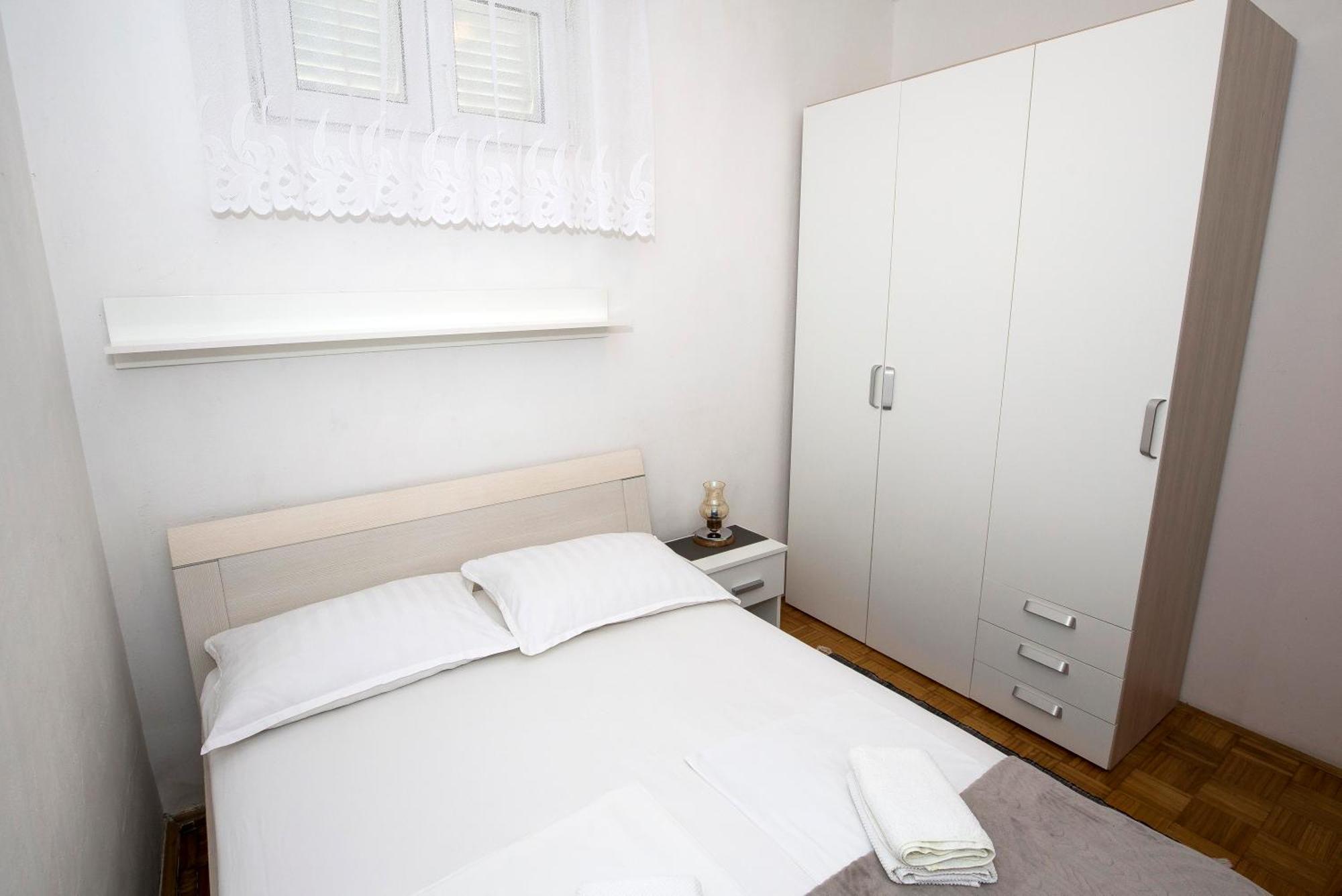 Apartman Roza Omis Luaran gambar