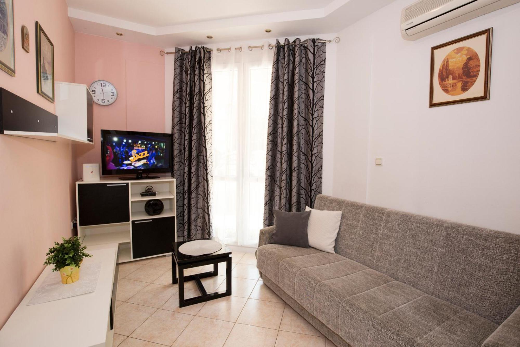 Apartman Roza Omis Luaran gambar