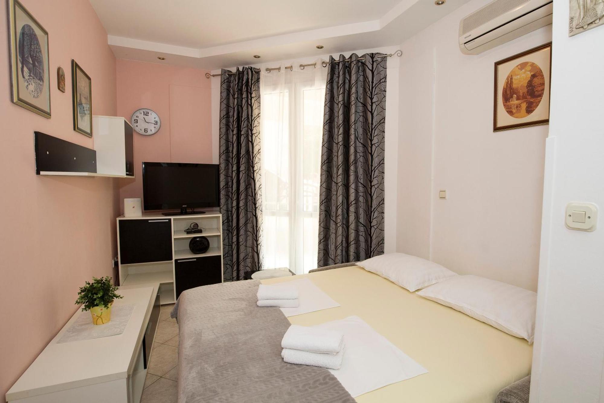 Apartman Roza Omis Luaran gambar
