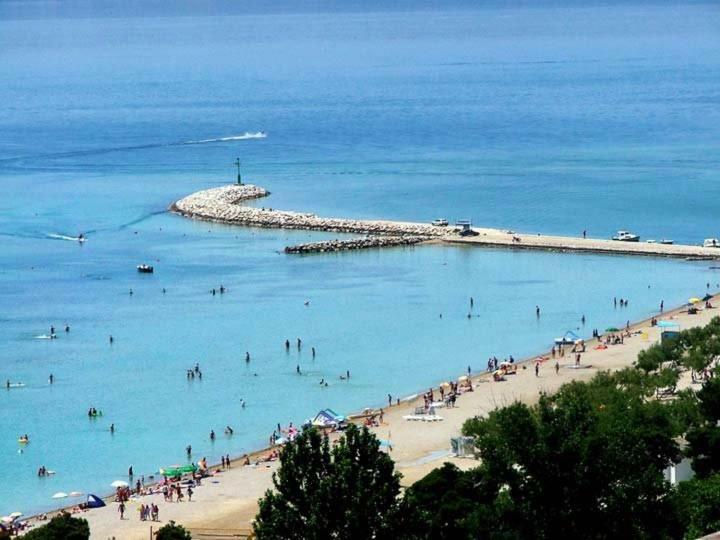 Apartman Roza Omis Luaran gambar