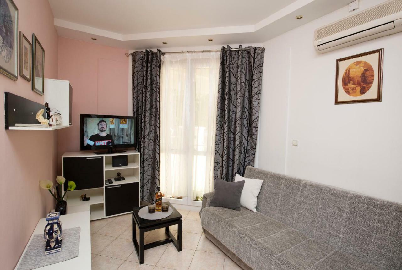 Apartman Roza Omis Luaran gambar