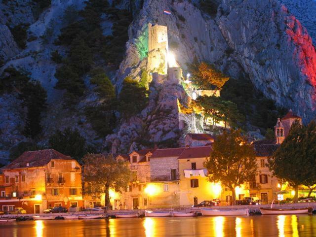 Apartman Roza Omis Luaran gambar