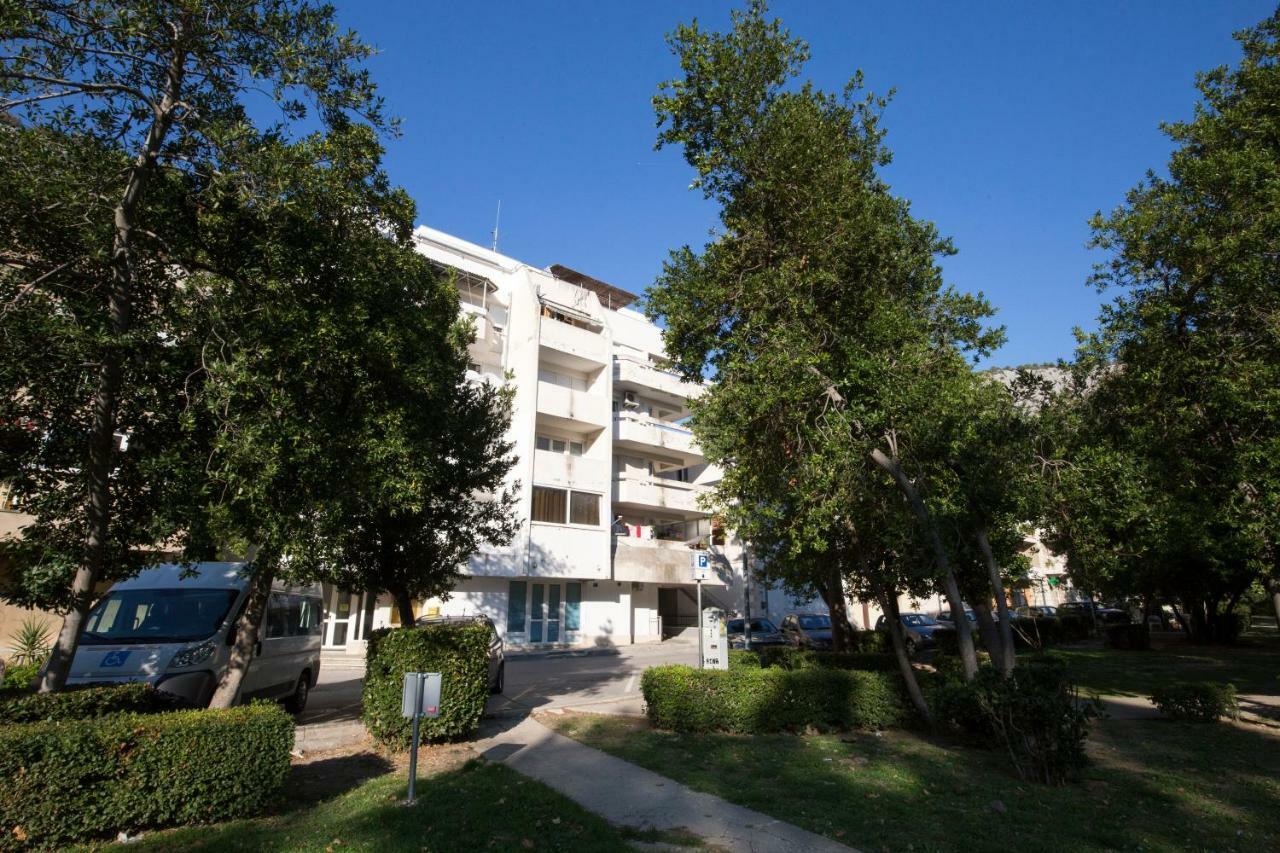 Apartman Roza Omis Luaran gambar