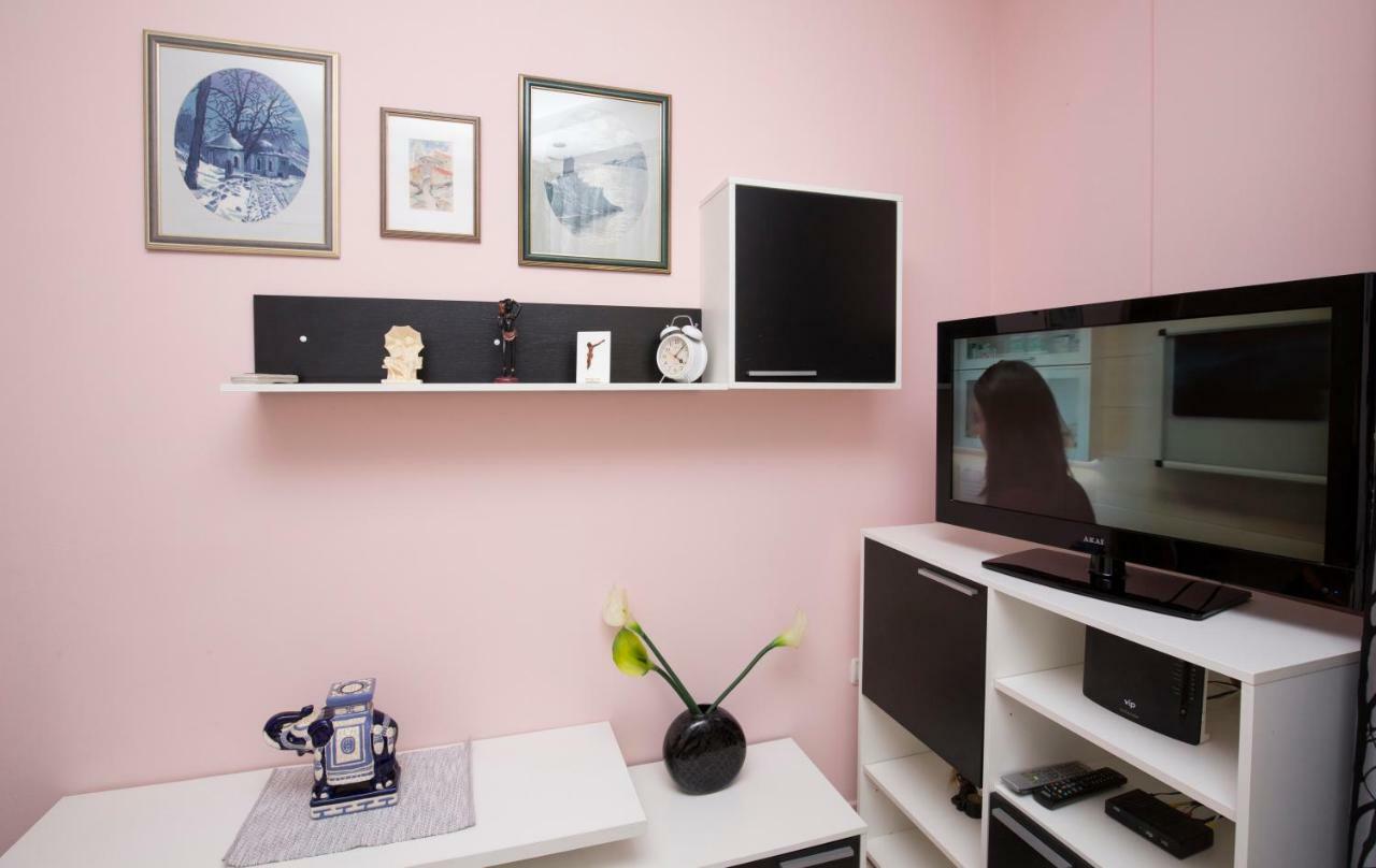 Apartman Roza Omis Luaran gambar